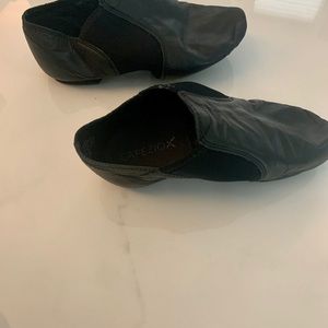 Girls capris jazz shoes- like new, worn for 1 hour